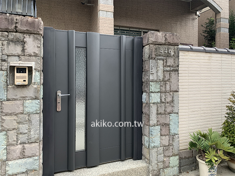 不銹鋼大門
A10不銹鋼大門展現低調的大器大台中不鏽鋼鐵門之最
熱線0932-604131 日式不銹鋼大門的魅力