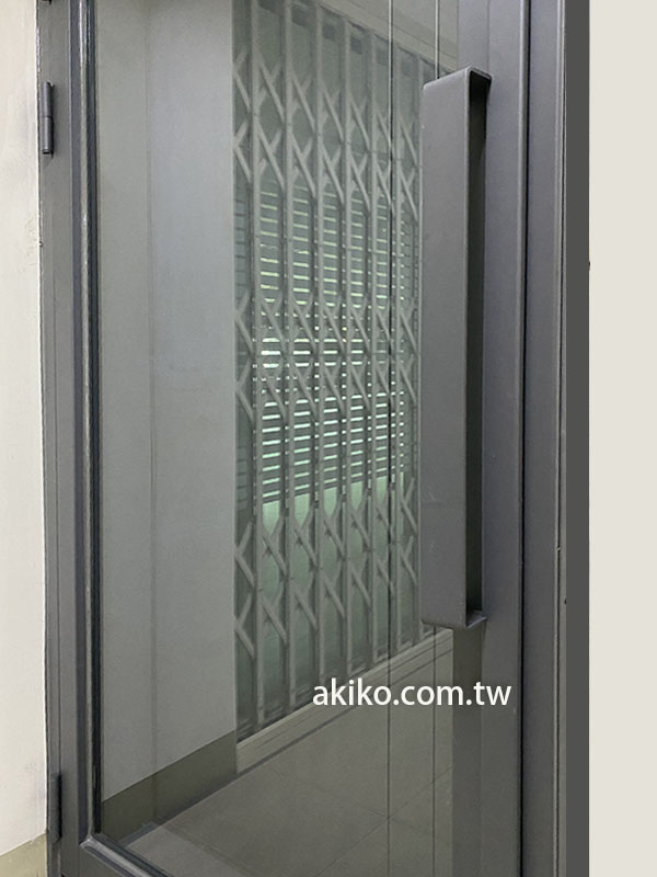 akiko品牌玄關門_最佳完美的搭配a33+a19不銹鋼創意大門+c型把手+門禁管制陽極鎖聯絡電話0932-604131